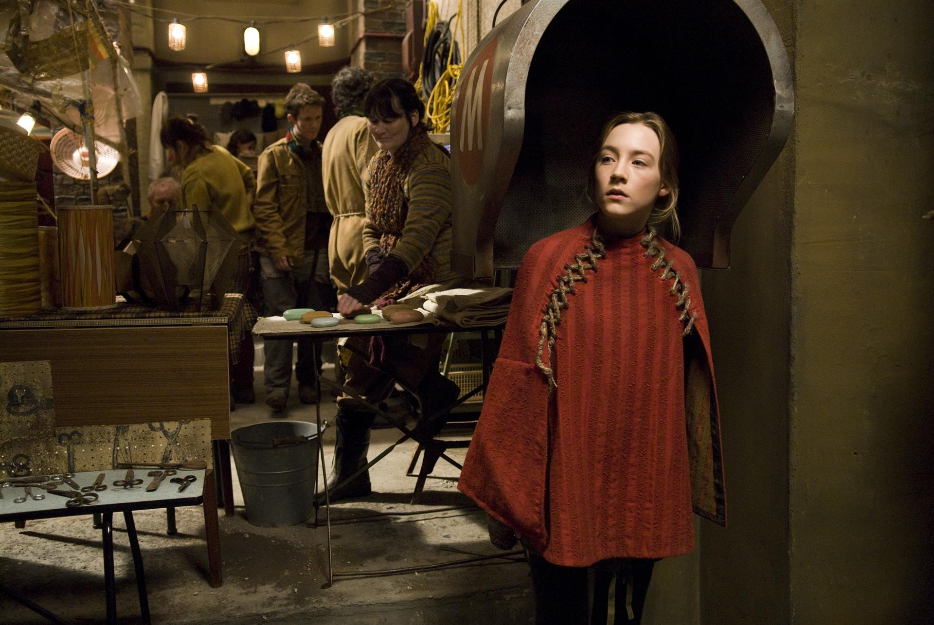 Наоми харрис агент 007. Город эмбер побег фильм смот. Фриц ланг м убийца. Город эмбер побег фильм 2008 город. Сирша ронан город эмбер.